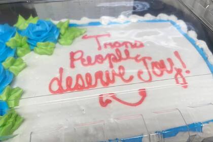 Así quedó la torta final, luego del glasé hecho por los propios clientes