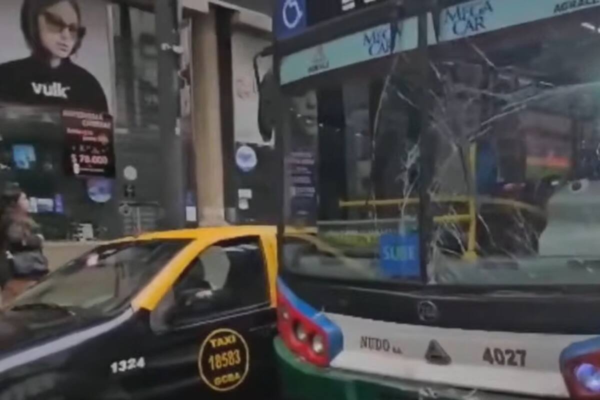 Así quedó la unidad de la línea 150 luego de colisionar contra un taxi