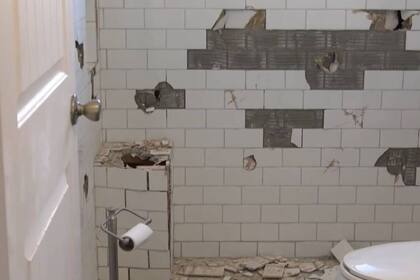 Así quedó parte del baño de Amber Trucke tras el ataque de furia del contratista