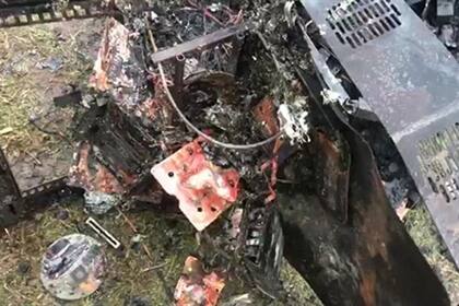 Así quedó parte del equipo de sonido tras el incendio provocado por parte del público, en el club Argentino del Norte