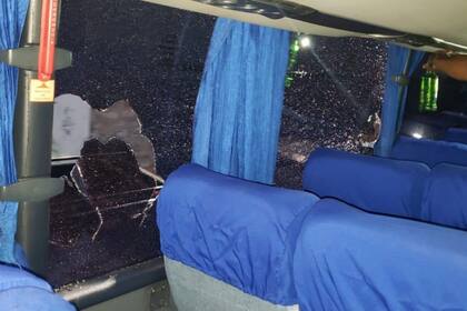 Así quedó parte del micro atacado: tres jugadores fueron hospitalizados