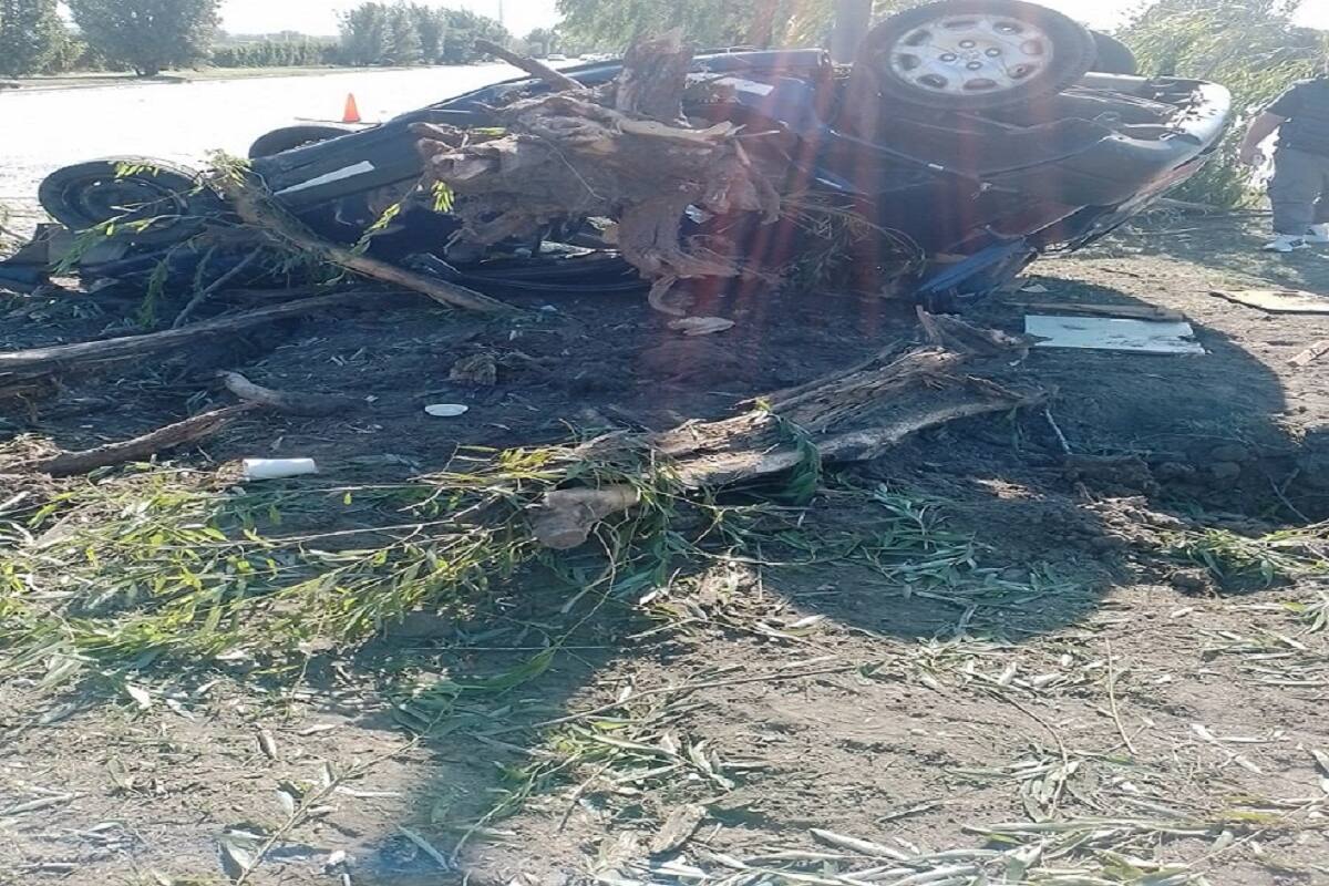 Así quedó un auto tras chocar contra un árbol en Villa Soldati