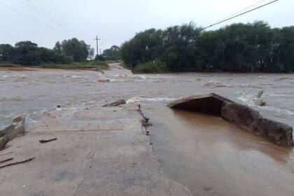 Así quedó un puente vado por las lluvias en Córdoba y la creciente del río Seco