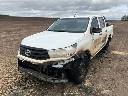 Así quedó una camioneta en medio de las llamas