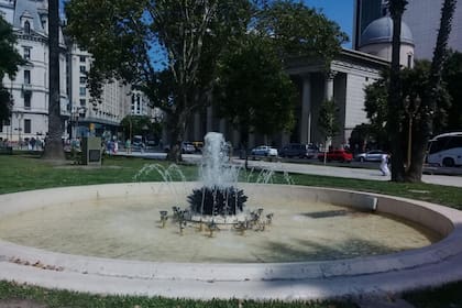 Así quedó una de las fuentes tras el trabajo de limpieza
