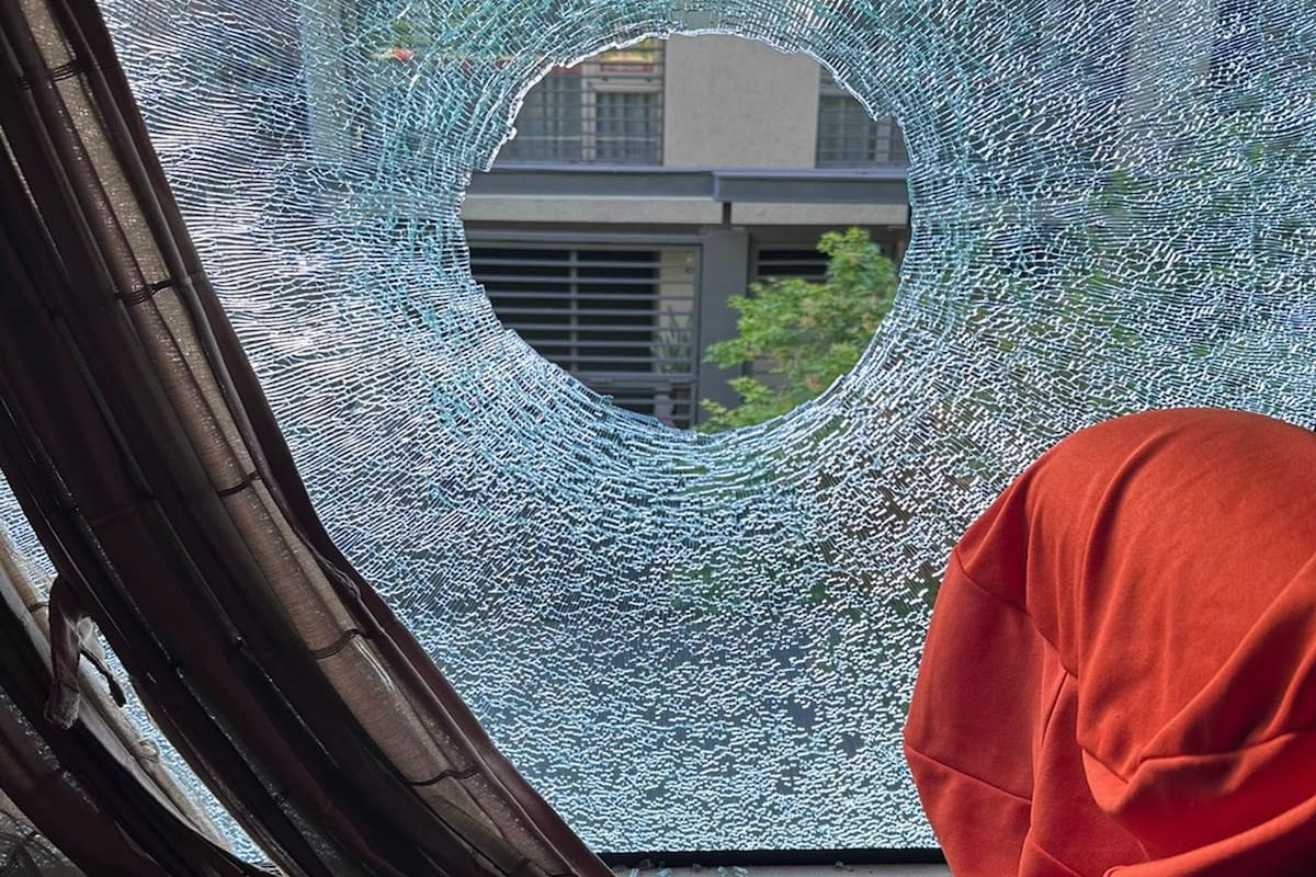 Así quedó una de las ventanas de los micros que transportaban a parte de la delegación de Atlético Mineiro