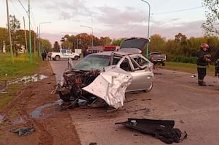 Violento choque frontal entre un auto y una camioneta en Ensenada