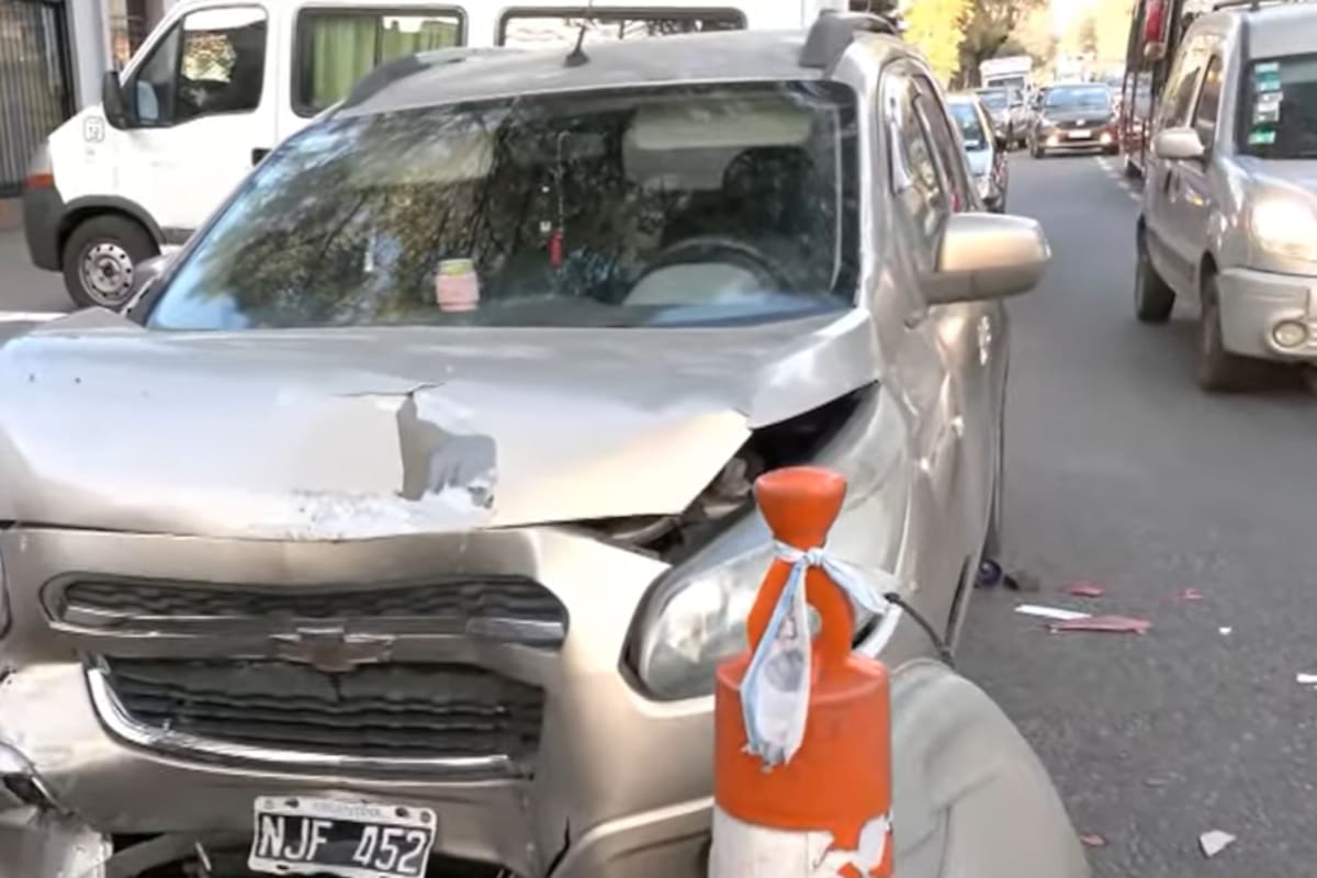 Así quedó uno de los autos tras el choque
