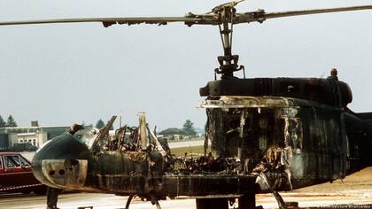 Así quedó uno de los dos helicópteros que transportó a los terroristas de la Villa olímpica al aeropuerto de Munich. Una granada explotó adentro y cuatro atletas israelíes murieron junto a uno de los pilotos