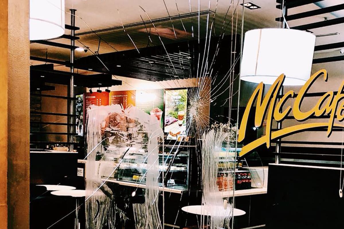 Así quedó uno de los locales en los exteriores del Recoleta Mall