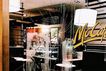 Así quedó uno de los locales en los exteriores del Recoleta Mall