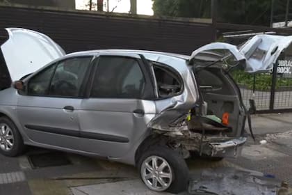 Así quedó uno de los vehículos que chocó este miércoles 9 de julio en la puerta del club Obras Sanitarias