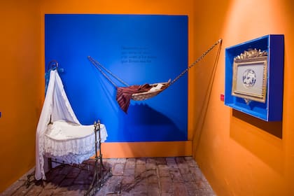 Así recibe al público la parte de la muestra "Infancias" montada en el Museo Pueyrredón de San Isidro