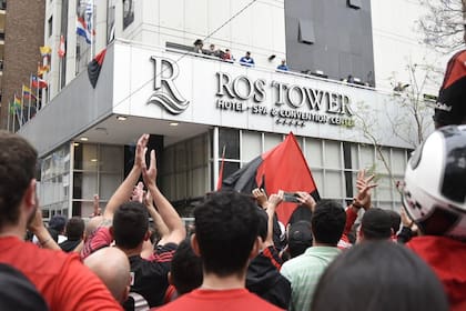 Así recibió Rosario a Maradona: cientos de hinchas a las puertas del hotel