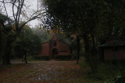 Así registró Tamara Grinberg las ruinas de la Fundación Felices los Niños: "Me di cuenta de que la propia gente que estaba ahí sabía de los abusos, cuando él mandaba a llamar a los chicos los celadores caminaban con ellos desde el hogar hasta la casa de Grassi, donde él dormía con ellos. Había una estructura que sostenía el abuso.".