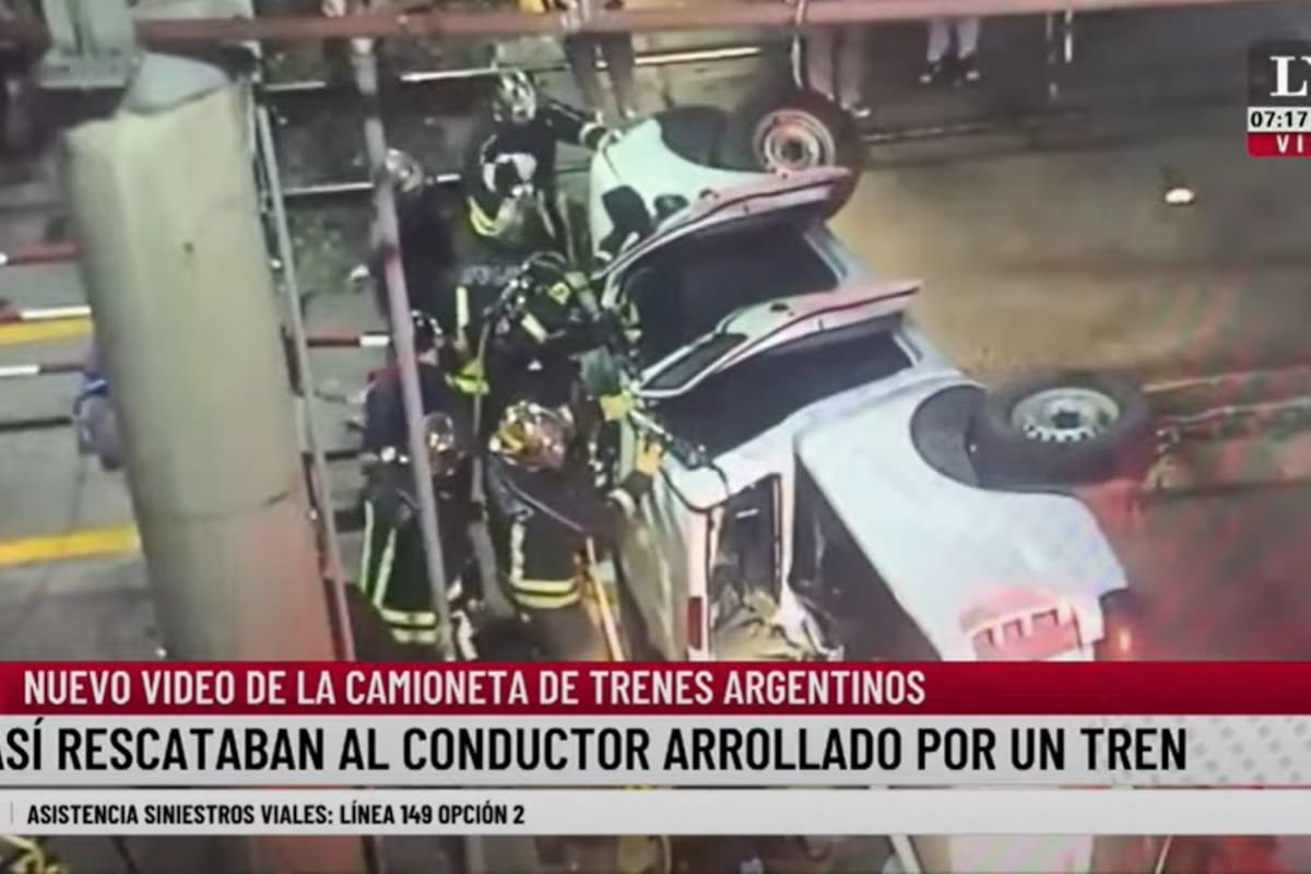 Así rescataban al conductor de la camioneta de Trenes Argentinos