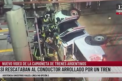Así rescataban al conductor de la camioneta de Trenes Argentinos