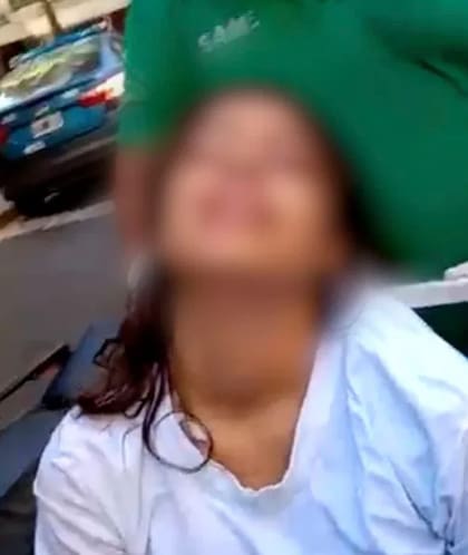 Así sacaron del local a la chica venezolana drogada y abusada en una entrevista laboral por el dueño de un local de venta de uniformes médicos de Balvanera