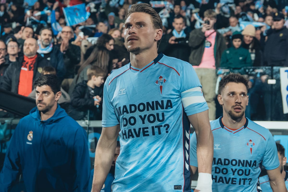 Así salieron los jugadores a la cancha, con una camiseta especial y el mensaje para la cantante: "Madonna vos la tenés?"