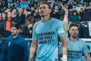 Así salieron los jugadores a la cancha, con una camiseta especial y el mensaje para la cantante: "Madonna vos la tenés?"