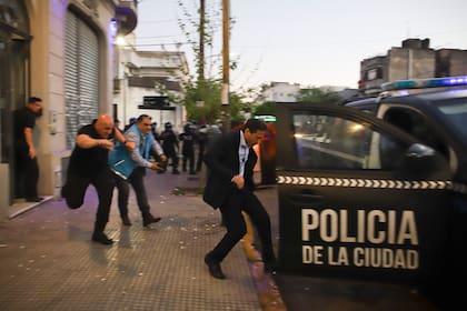 Así salió Marcelo Moretti de uno de sus regresos a la sede social de San Lorenzo; vituperado por socios e hinchas y con necesidad de custodia policial.