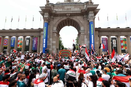 Así se agolpan los hinchas de Irak en Toronto en la previa del partido decisivo ante Senegal.