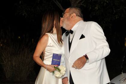 Así se besaban la abogada y el periodista, con su libreta de familia en mano, luego de convertirse en marido y mujer