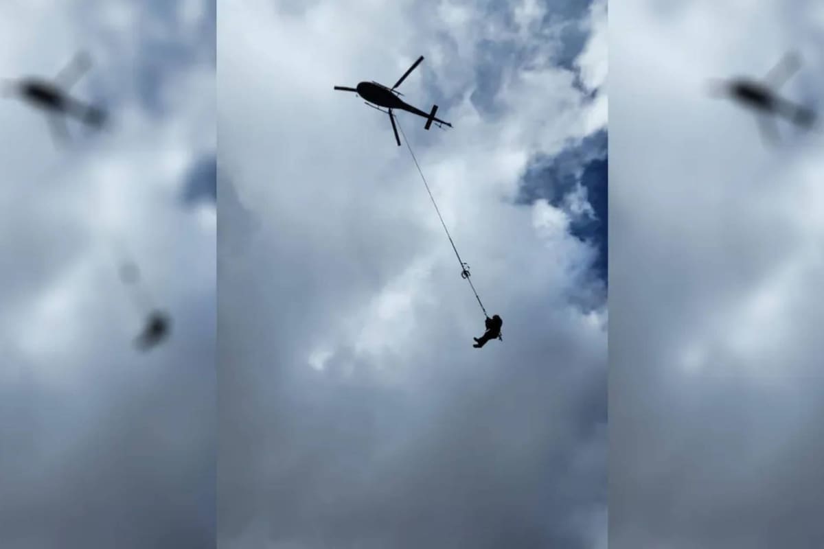 Así se colgó el rescatista para llegar al hombre atascado en un risco del Aconcagua