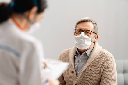 Así se desprende de un relevamiento que LA NACION hizo sobre datos oficiales; la mayoría no estuvo internado; en el país, 52.719 personas de esa franja etaria contrajeron el virus