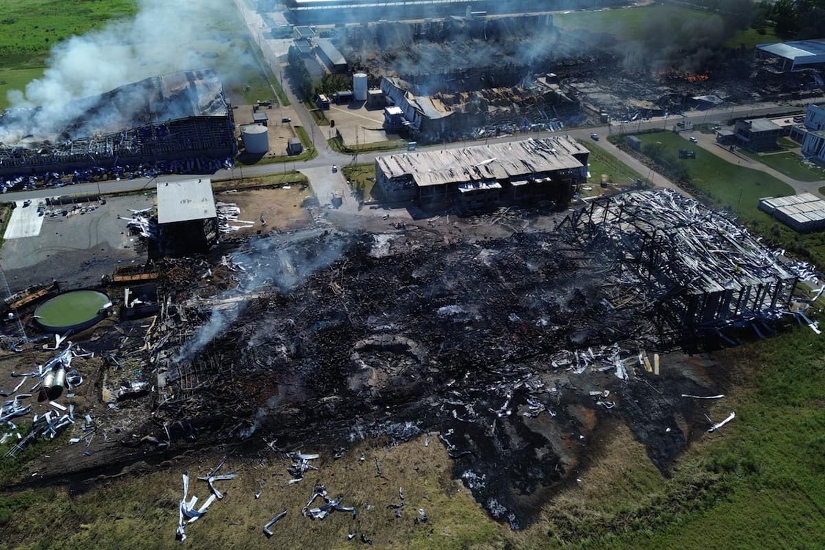 Así se encuentra la zona donde se produzco un incendio seguido de una explosión en Ezeiza