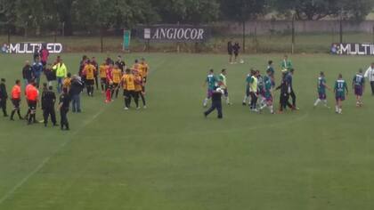 Así se iba el plantel de Excursionistas de la cancha de Comunicaciones
