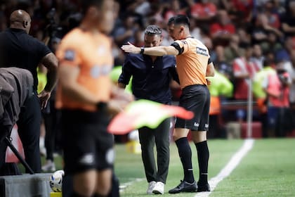 Así se iba expulsado Marcelo Gallardo por Andrés Merlos, tras gestos en tono irónico, durante el primer tiempo