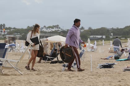 Así se iban de la playa Emilia Attias y Guillermo Freire. El almuerzo fue en Popei, uno de los spots de moda en José Ignacio