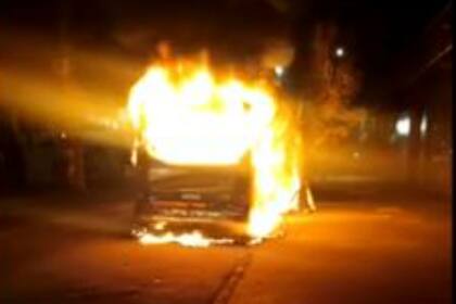 Así se incendiaba el colectivo de la línea 113 en San Justo