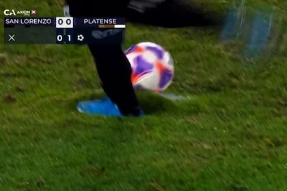 Así se levantó el pasto cuando Gonzalo Luján piso con el pie izquierdo, la pelota se le corrió por eso y el defensor falló la ejecución; sin embargo, San Lorenzo ganó la serie contra Platense por la Copa Argentina.