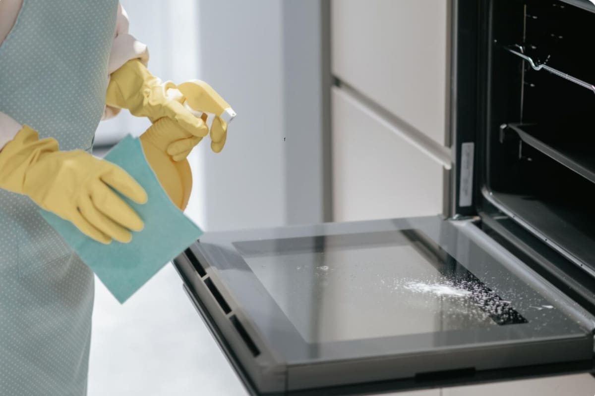Así se limpia el cristal del horno de manera segura y efectiva, según profesionales del sector
