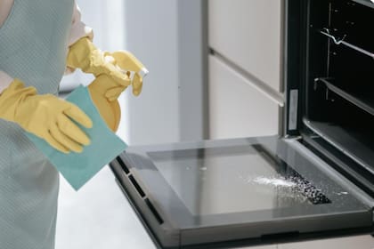 Así se limpia el cristal del horno de manera segura y efectiva, según profesionales del sector