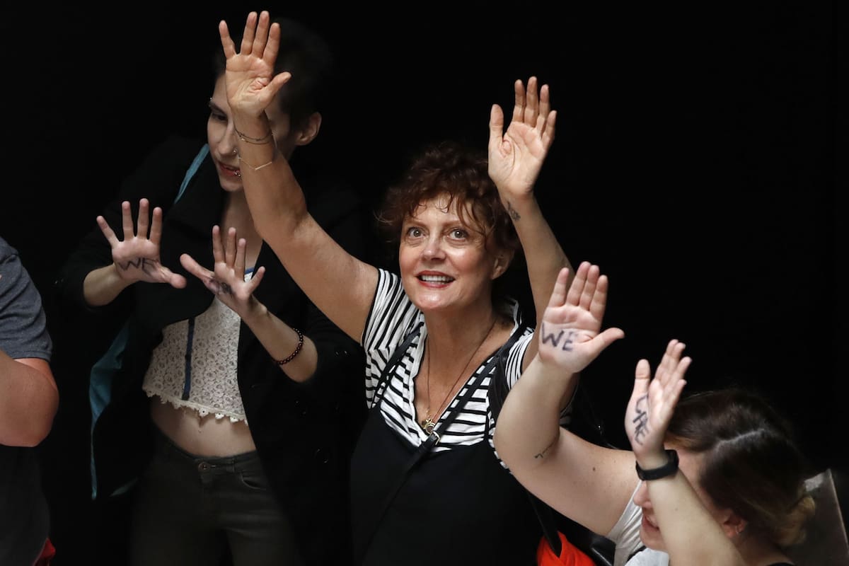 Así se llevaba la policía a Susan Sarandon y otras militantes