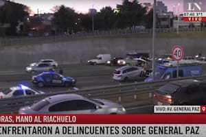 Así se llevaban cerca de las 8 al auto en el que los delincuentes escapaban por la avenida General Paz