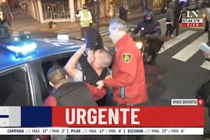 Así se llevan al conductor que manejó alcoholizado, resistió ser detenido y rompió un patrullero a patadas