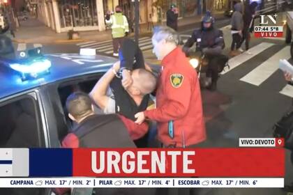 Así se llevan al conductor que manejó alcoholizado, resistió ser detenido y rompió un patrullero a patadas