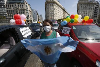 Con banderas argentinas y globos los jardines rodean el Obelisco