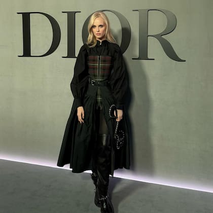 Así se mostró la argentina al posar para las cámaras en el desfile 25/26 de Dior