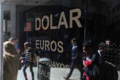 Así se mueven el dólar oficial y el blue al inicio de la jornada cambiaria