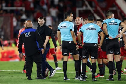 Así se retiraba Coudet tras el penal que le cobraron al final del primer tiempo
