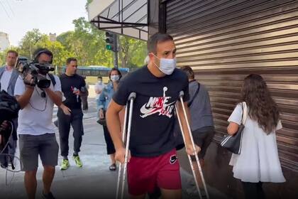 Así se retiraba Izquierdoz de la clínica en donde se realizó estudios (@TatoAguilera)