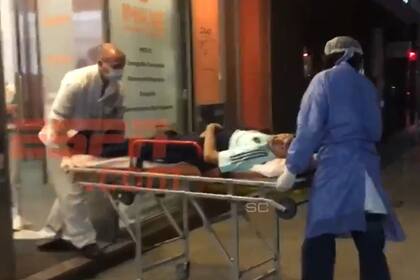 Así se retiraba Palacios de la clínica