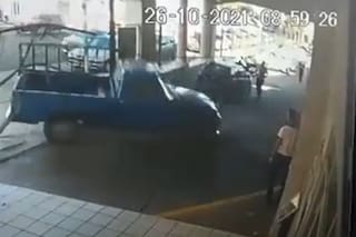 La extrema reacción de un conductor al que le llevaron la camioneta por mal estacionamiento