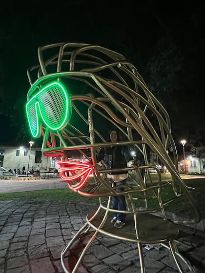 Así se ve de noche el "Autorretrato mediático" de Minujín