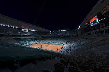 Así se ve de noche el majestuoso court central Philippe Chatrier